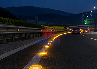 Tachas reflectivas en autopistas: seguridad pasiva para carreteras rápidas